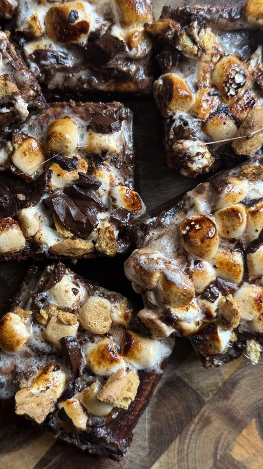 Kladdiga s'mores brownies med digestivebotten och smälta marshmallows på en tallrik